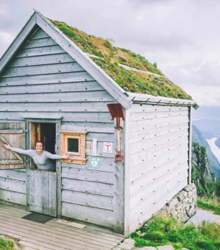 liten hytte med gress på taket - fantastisk utsikt utover fjord og dal