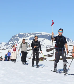 skigåere med bunad og flagg