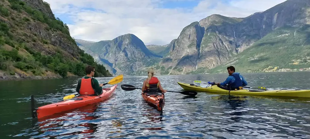 3 kajaker ut over Aurlandsfjorden