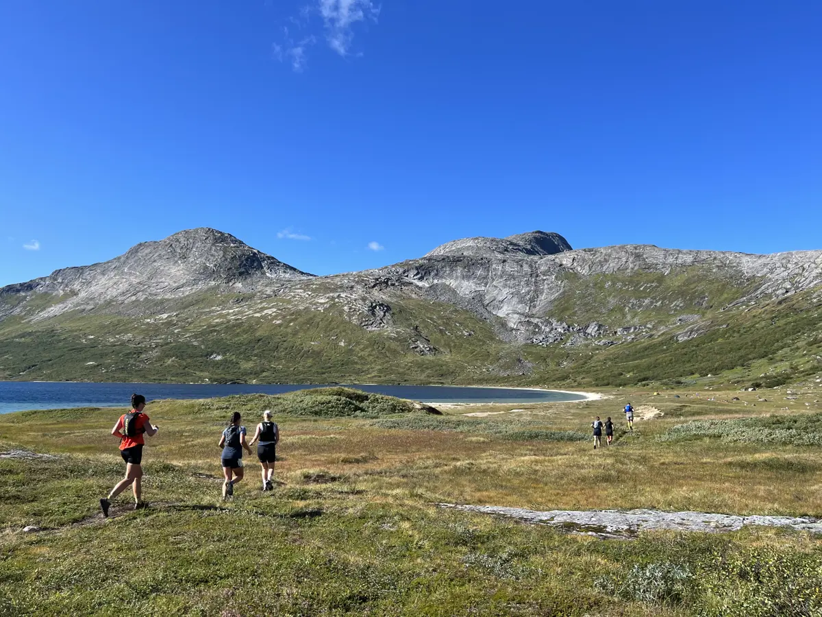 Løpere som løper i fjellet mot Falkflaugdalen utenfor Bodø.