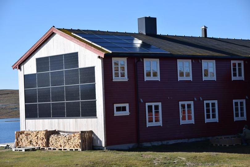 Solcelleanlegg på veggen av Rauhelleren turisthytte på Hardangervidda.