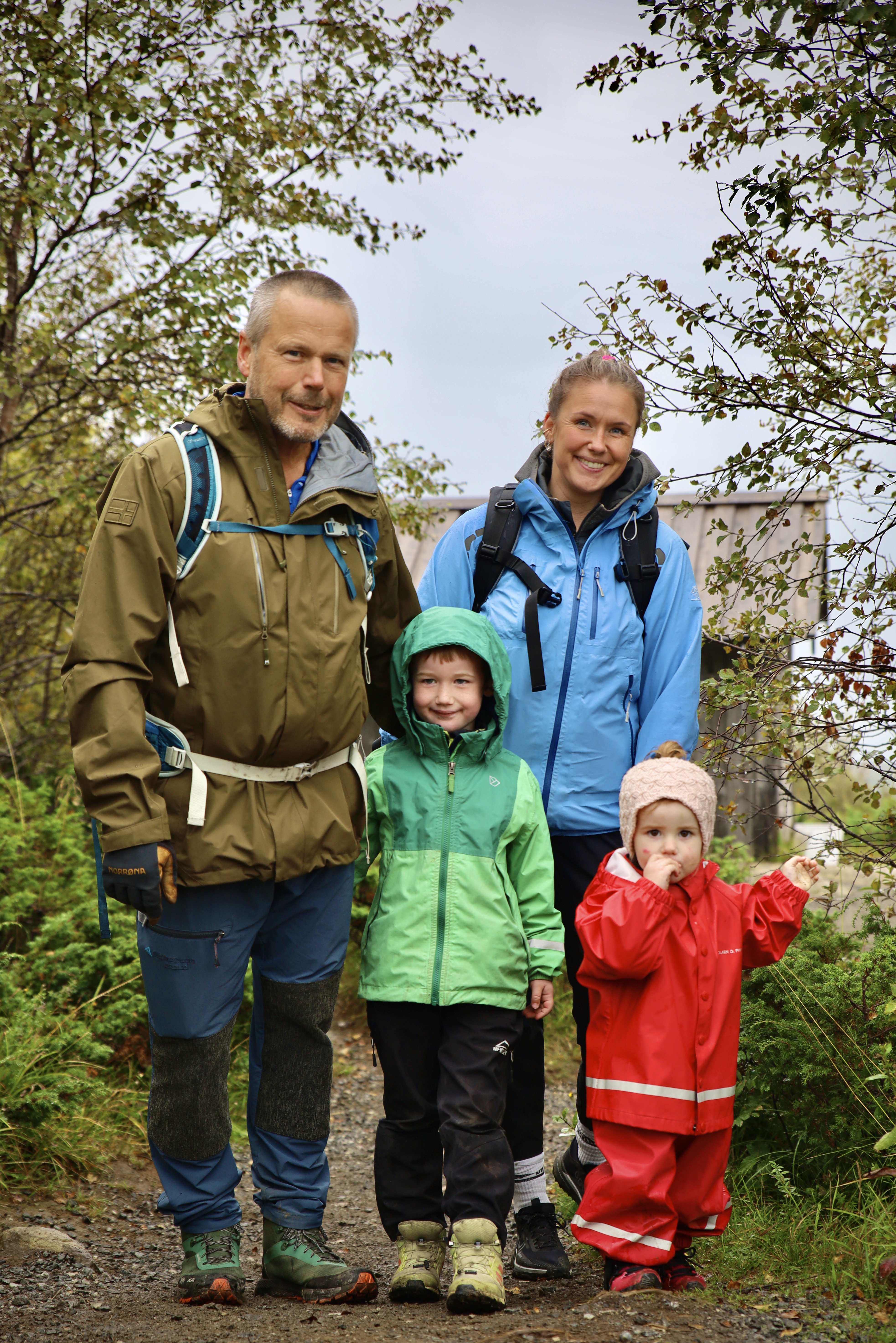 En familie med to små barn som går 3-toppstur
