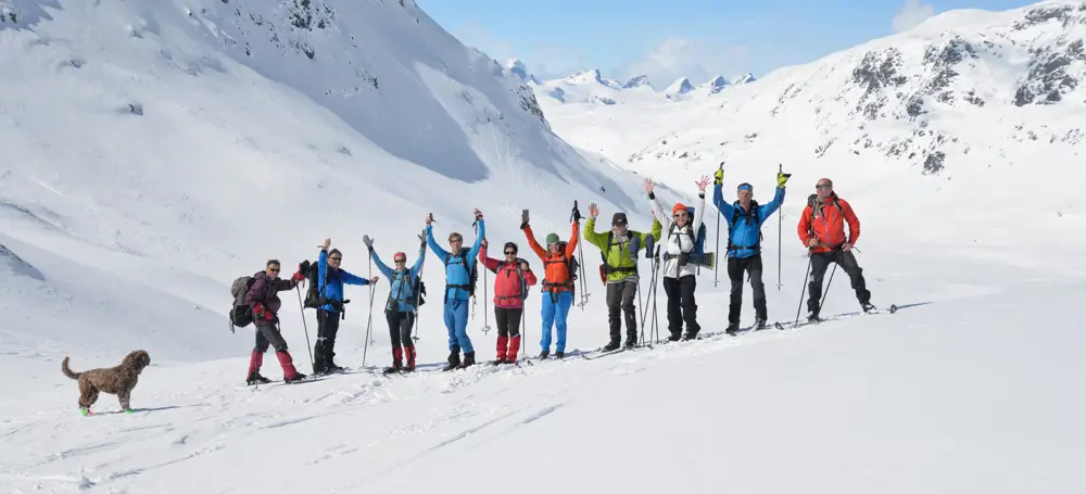 Årdal Turlag på skitur frå Mannsberg til Hjelledalen