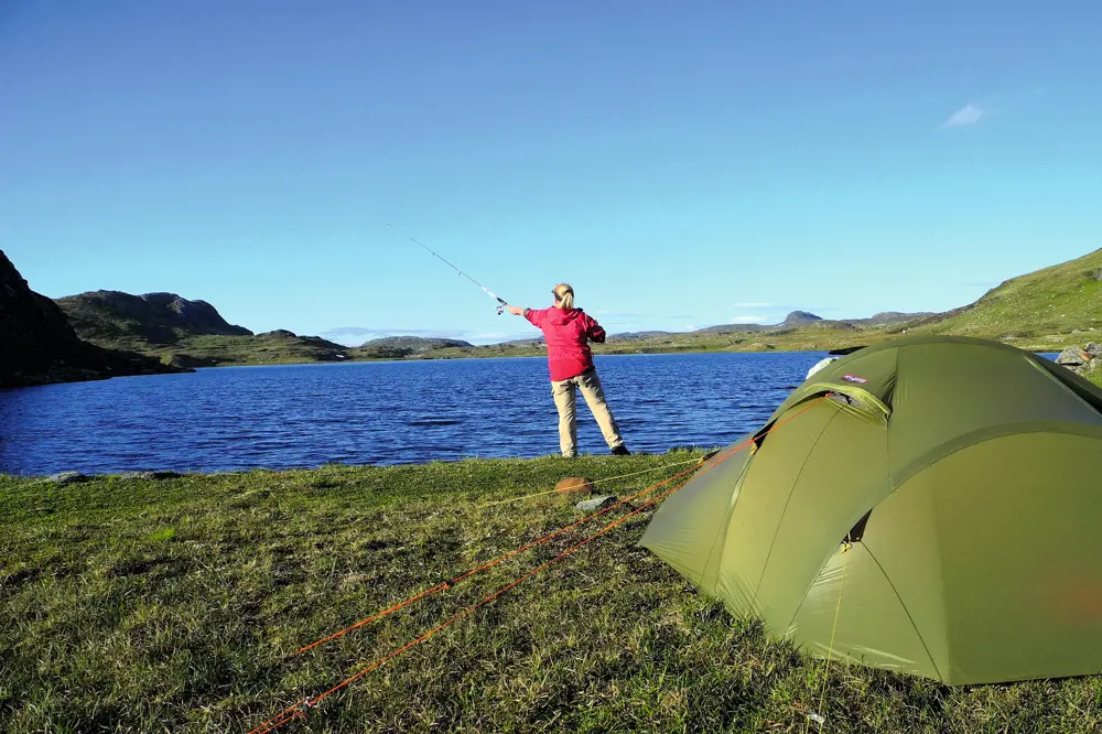                                Fisketur på Hardangervidda, med telt. 
