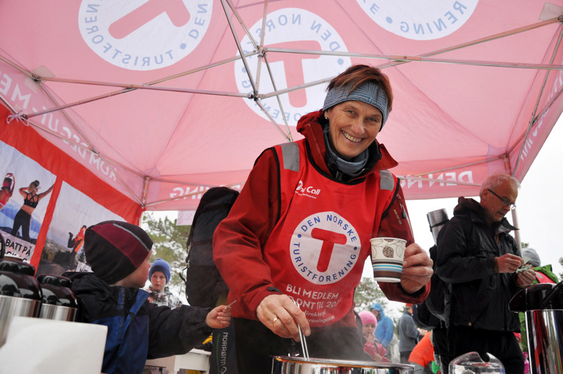 Marit Ellen Brøste er en av flere frivillige på Storlihytta og større arrangementer. Foto: Lone Kjershem