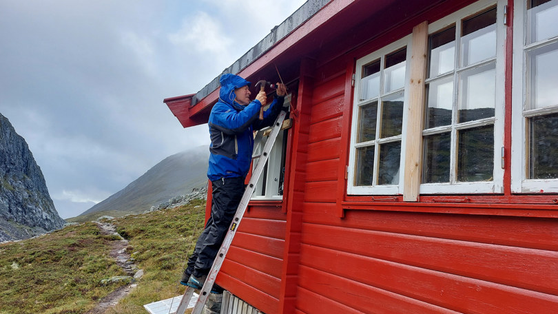 Mareno Nauste bytter vindu på Svartvassbu. Foto: Bjørn Magne Øverås