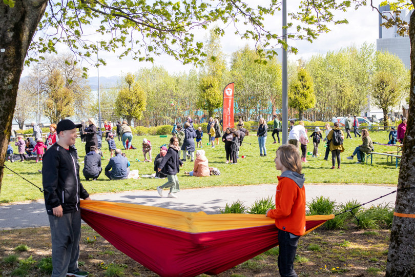 Herlig stemning og stort felleskap på Fest etter fasten i Kvaleberg park i Hillevåg, mai 2022.