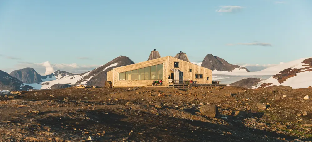 Moderne hytte i fjellandskap