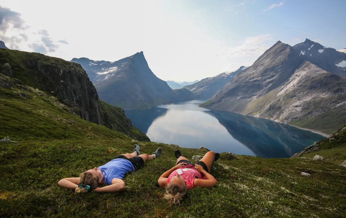 To turgåere slapper av i lyngen nnerst i Hjørundfjorden