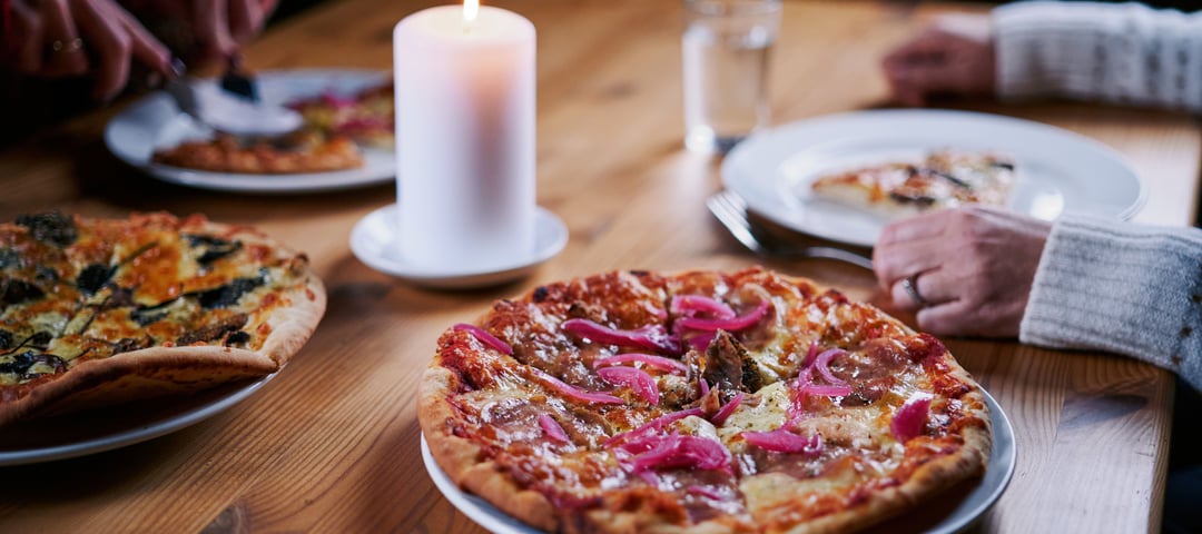 Deilig pizzatallerken på et bord