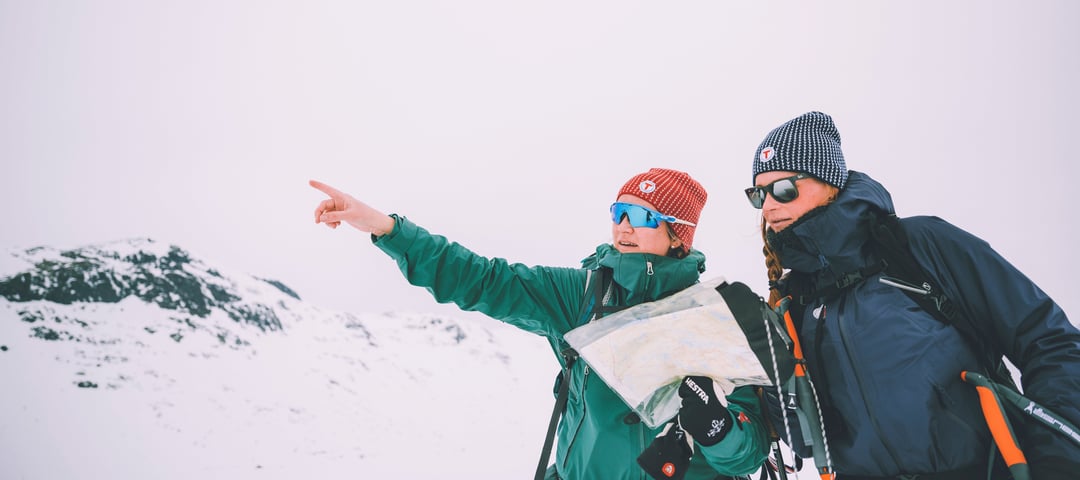 to skiløpere sjekker kartet før tur i vinterfjellet.