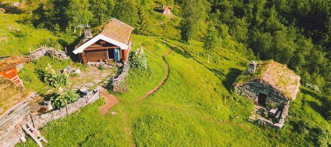 en hytte i grønt fjellområde
