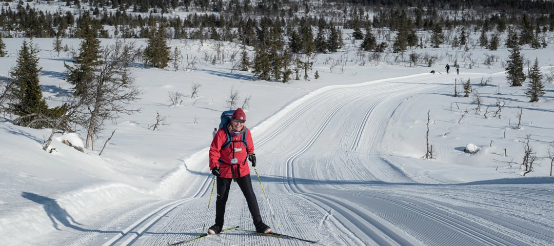 person på ski på vidde