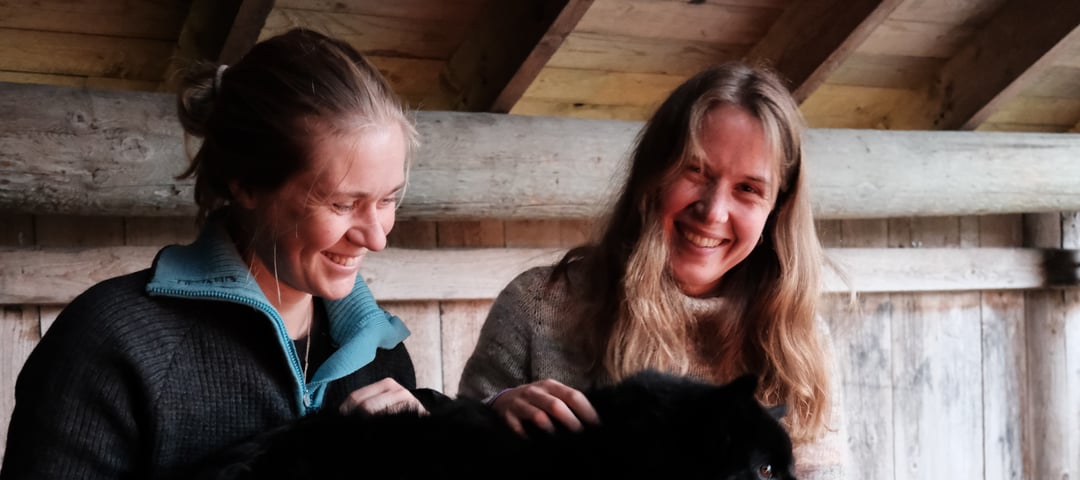 To damer med hund på fanget