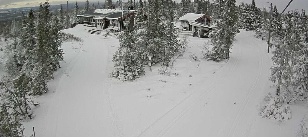 Nå er det vinterforhold på Stenfjellhytta (bilde fra 02.01.26)