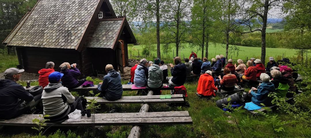 Turgruppe ved kapell