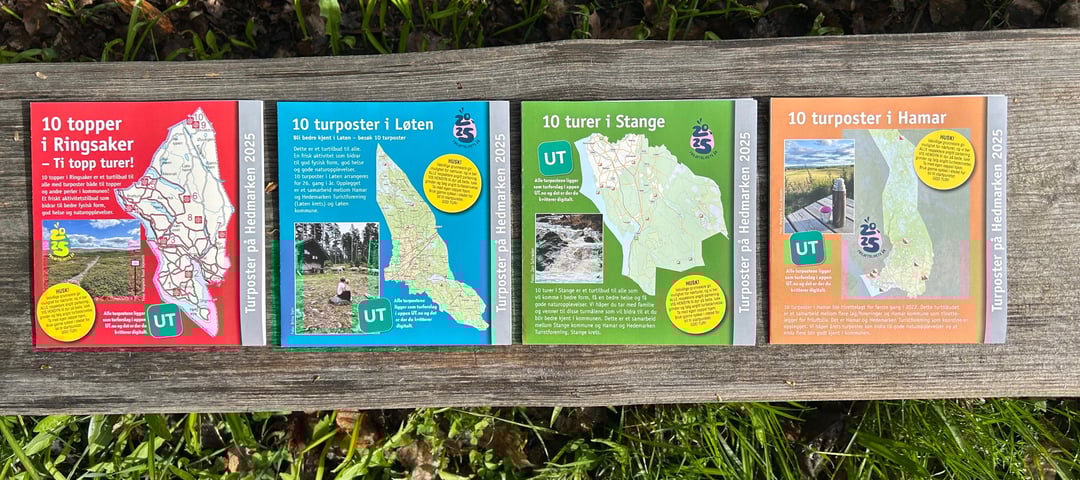 Fire trykksaker som ligger på en tømmerstokk. Fra venstre turposthefte Ringsaker, Løten, Stange og Hamar