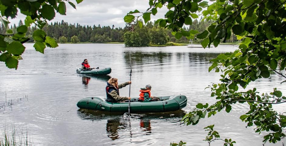 Monica og Stian Midttun Jensberg, med sønnen Leo tester packraft på Lianvatnet i Trondheim - Janne Horgen Tegnander
