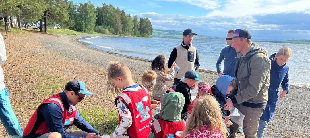 Barnefamilier på tur ved Mjøsa.