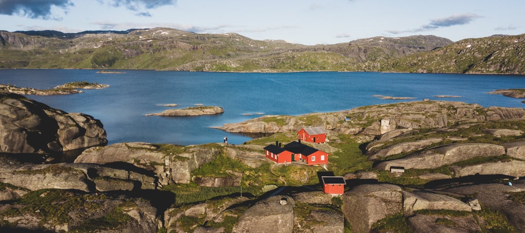 Løkjelsvatnhytta. Hyttetun ved vann.