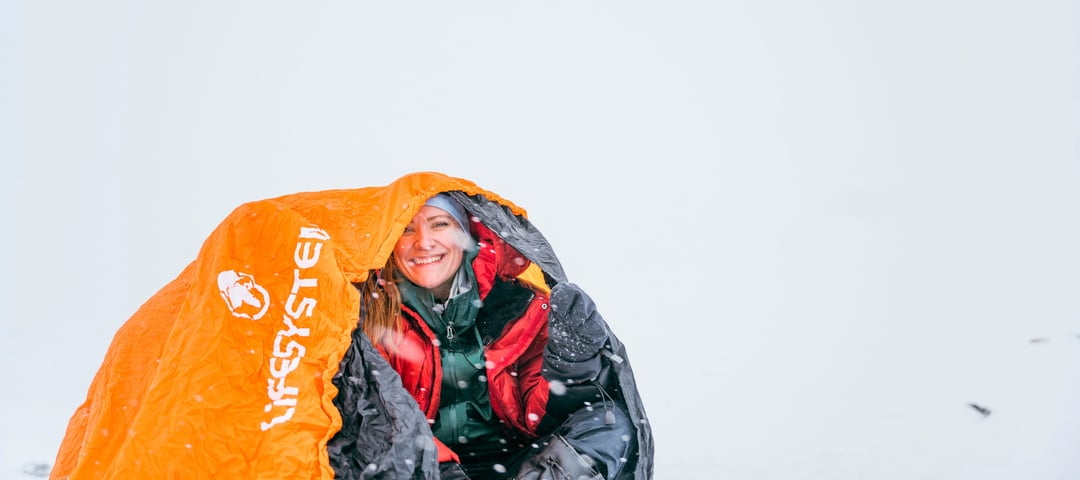 Dame i vindsekk i snøen