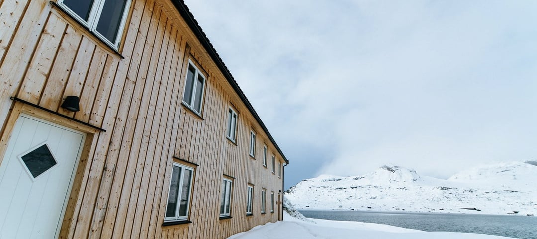 Trebygg med snø foran