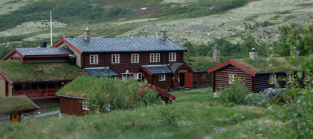 hytte i grønne omgivelser