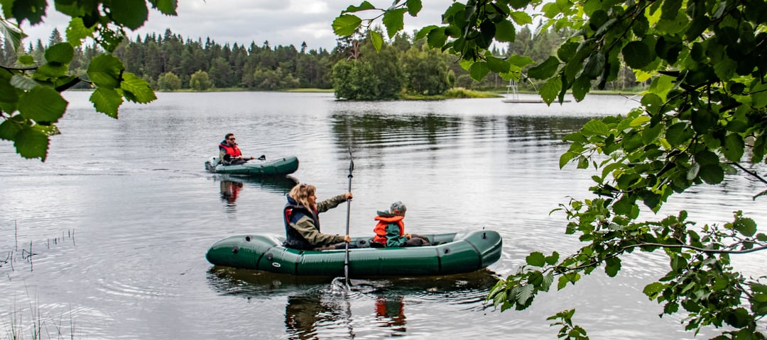 Monica og Stian Midttun Jensberg, med sønnen Leo tester packraft på Lianvatnet i Trondheim - Janne Horgen Tegnander