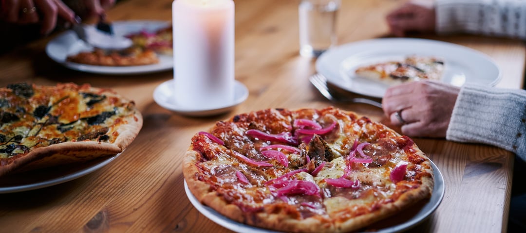 Deilig pizzatallerken på et bord