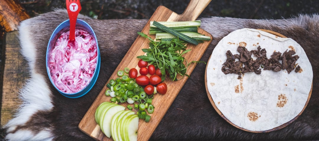 Utemat, mat på primus, mat på bål. turmat. Frokost, lunsj, middag og dessert. Turmat laget av turleder Hilde Grøtte, forfatter av boka Ete ute.