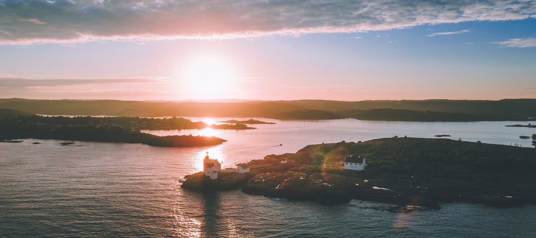 fyr i skjærgården i solnedgang