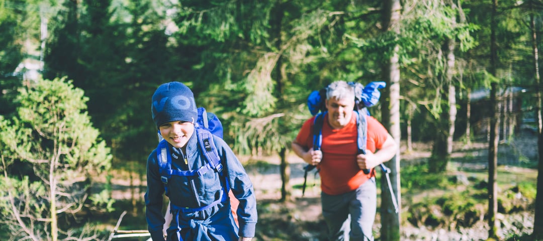Far og sønn på skogstur