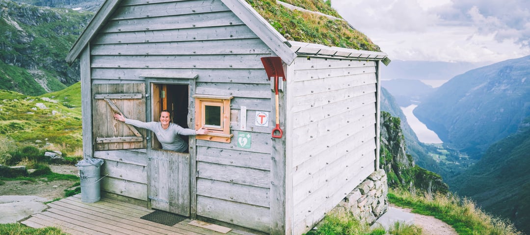 liten hytte med gress på taket - fantastisk utsikt utover fjord og dal