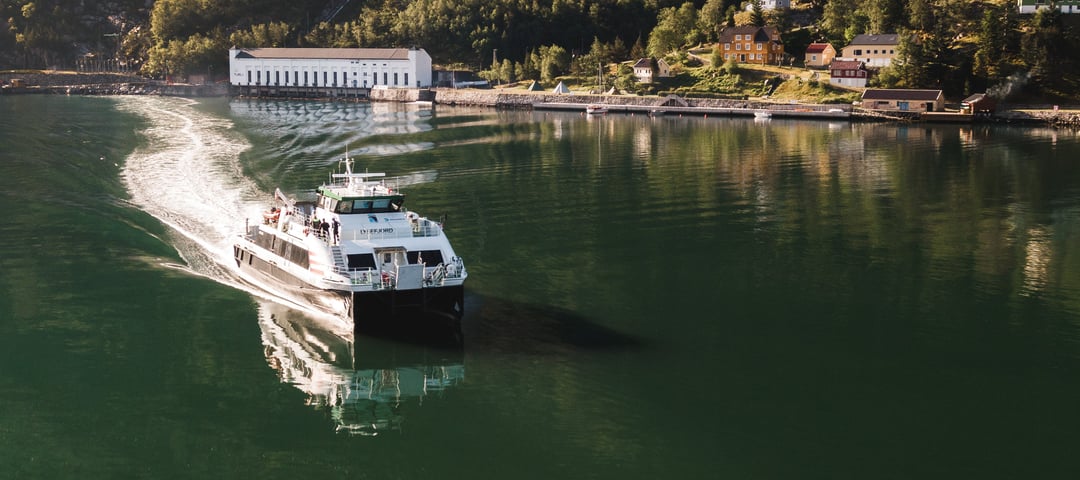 Båt som kjører på sjøen