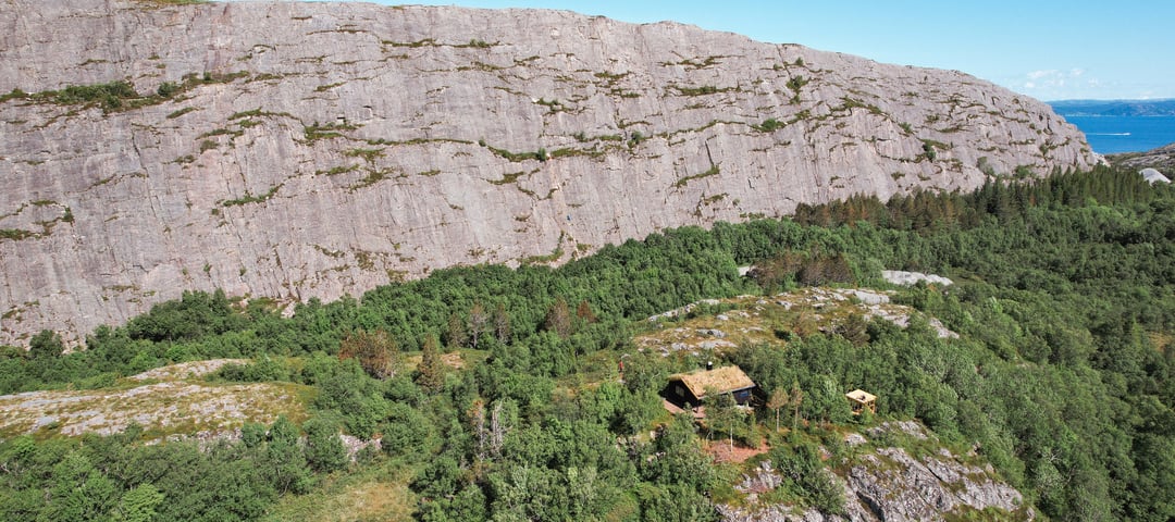 Dronefoto av Klatrehytta på Agdenes, Trøndelag. Juni 24.