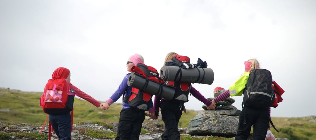 På tur i Barnas Narturverden,etter overnatting på sælehuset "Ramsjøhytta "..Masse multer,se Oda til høyre som har tungt lass,bading i fjellvann ( Stavåtjønnin ) ca 1 time etter dette bilde. Barn og voksne hadde 2 fantastiske dager i fjellet ! På bildet:
Oda Opøien,11 år,Sigrid Opøien ,8 år begge fra Hommelvik.
Maia Ottersland Andresen, 10 år og Caroline Ottersland Andresen, 8 år  disse på besøk fra Arendal. [kjellolavop@gmail.com, 90750752]