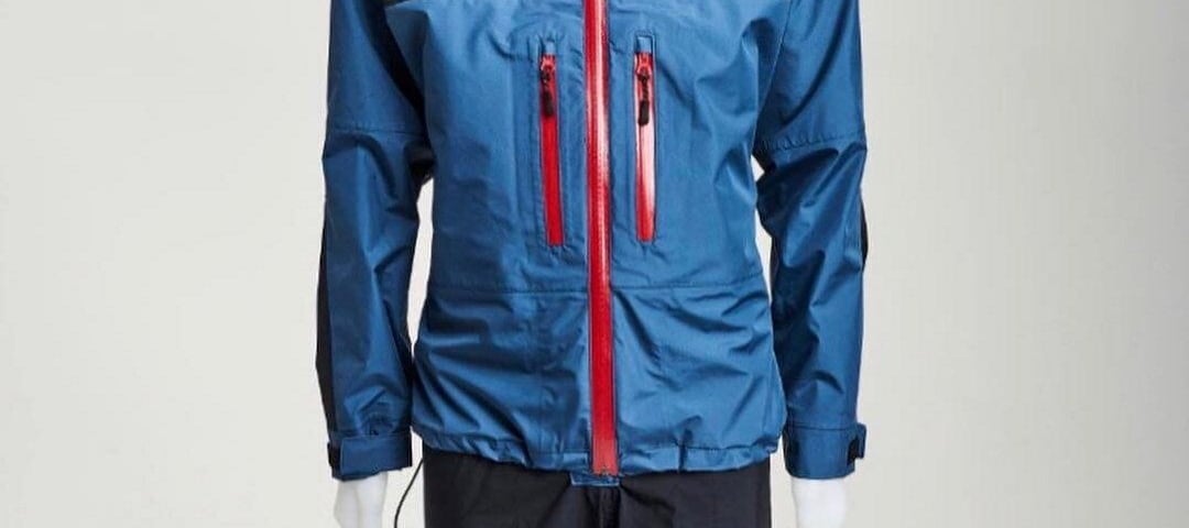 Bilde av en blå skalljakke og svart skallbukse.