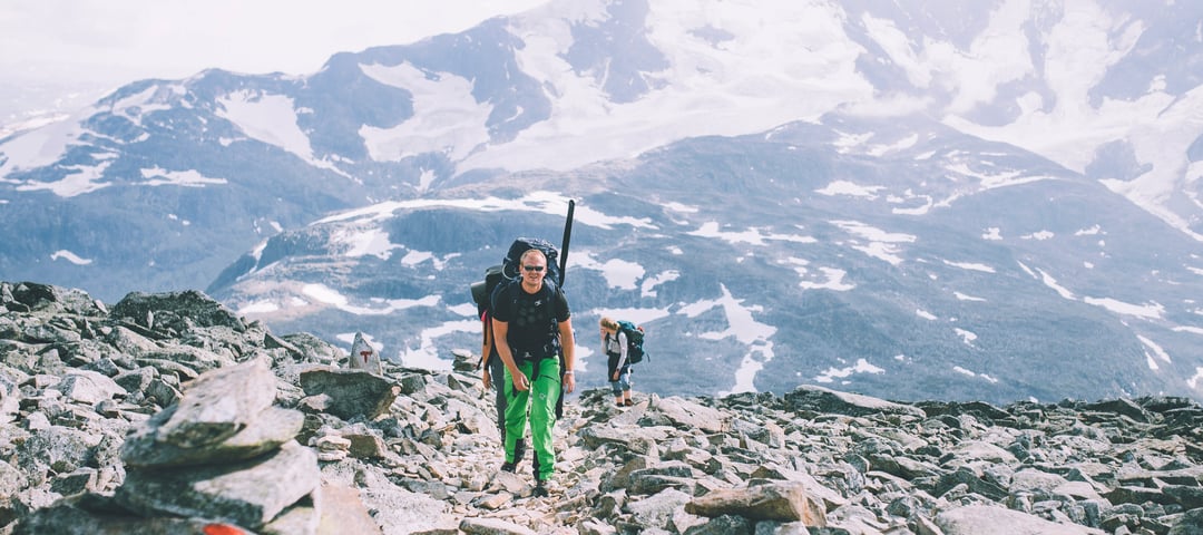 En person som går i steinur mot kamera 