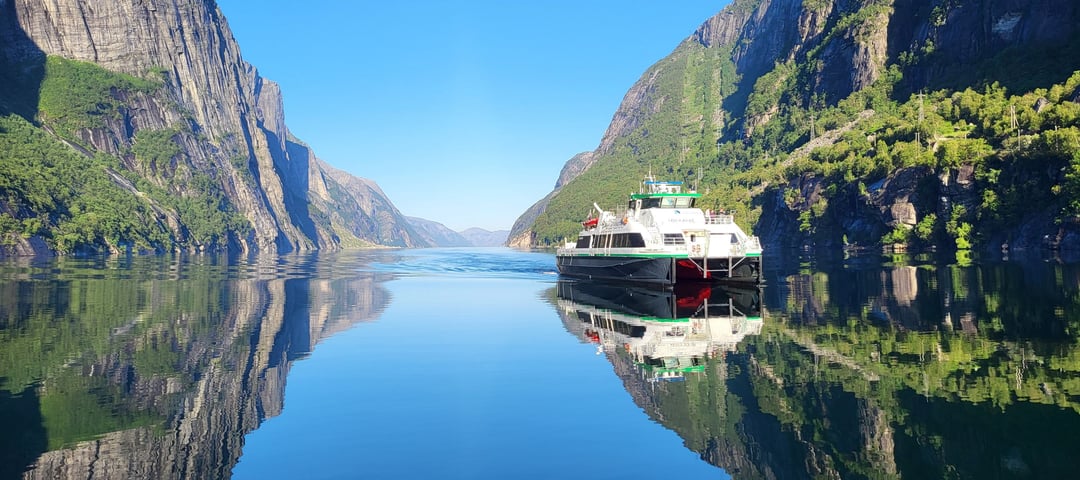 Hurtigbåt på vei inn Lysefjorden