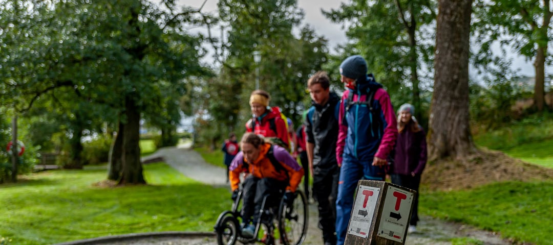 Hverdagstur med Sarah Louise Rung ved Madlasandnes under mobilitetsuken i 2020. Elever fra Bergeland Videregående skole er med på turen.