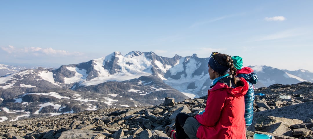 To personer som sitter på en fjelltopp