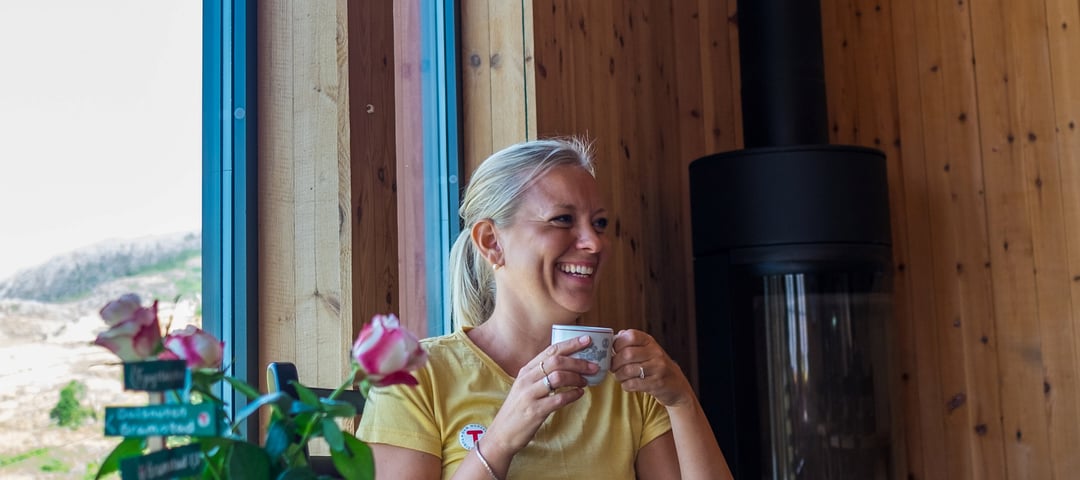 Interiørbilder fra Gramstad, både hus og låve. Agnethe Larsen på bildet.