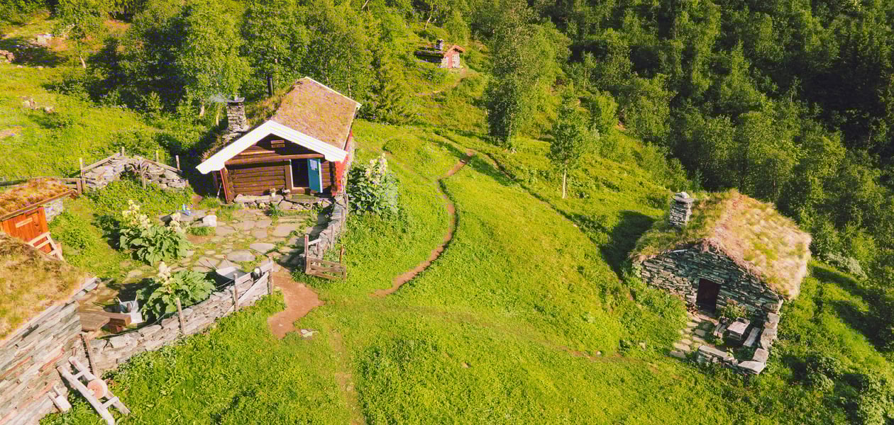 en hytte i grønt fjellområde