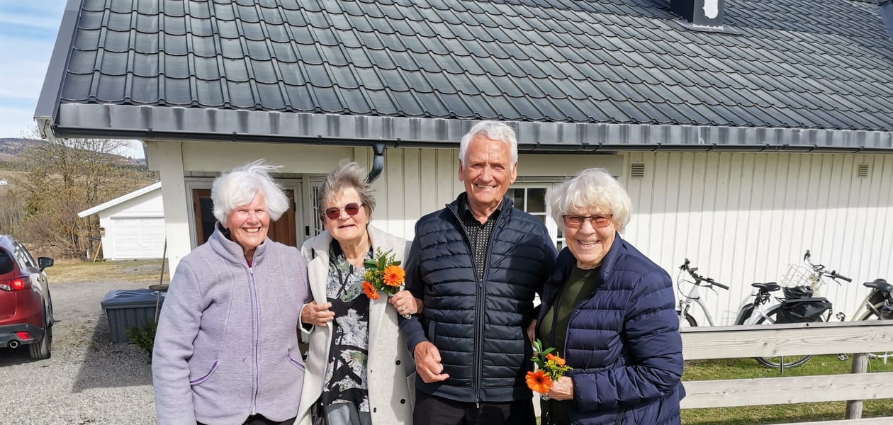 Blide mennesker utenfor Karmel