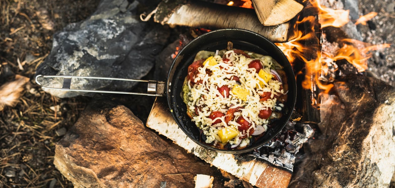 Pizza i stekepanne på bål