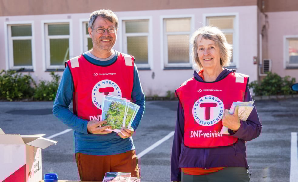 Dyktige frivillige står klar for å dele ut startkort før man begynner på turen