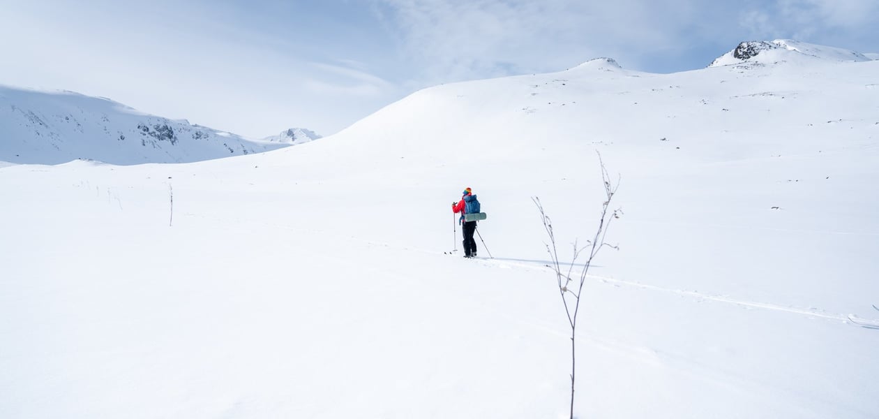 Person på ski i vinterfjellet