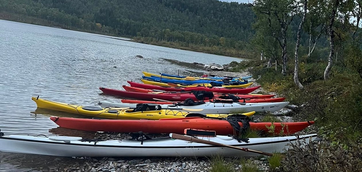 Kajakker i strandkanten på Storvatnet.