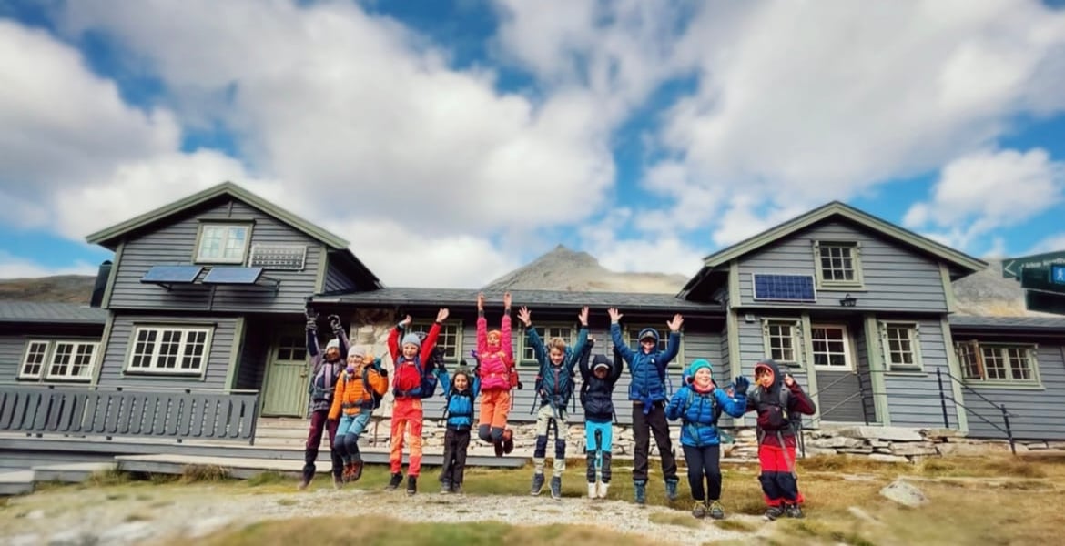 Glade turbarn foran hytte på fjellet