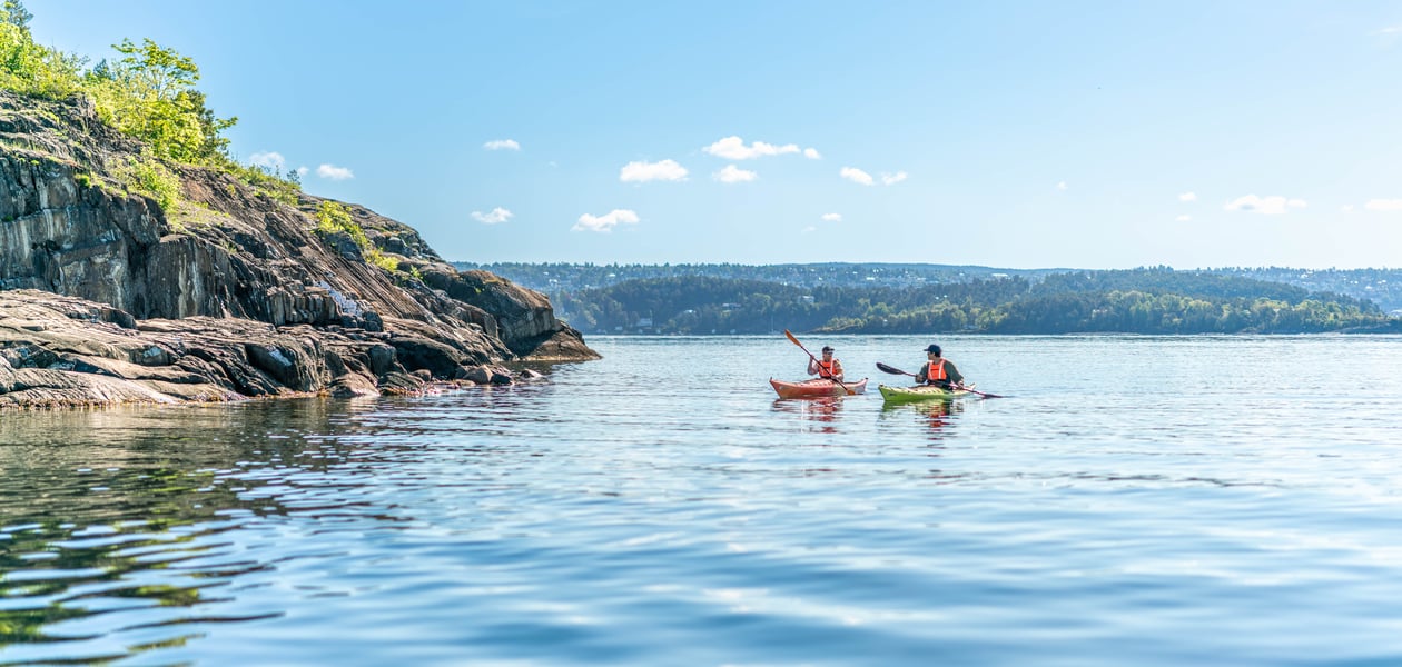 personer som padler på fjorden